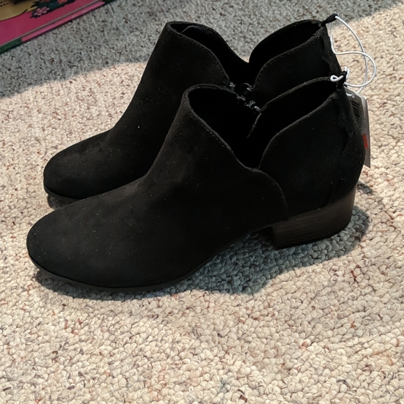 Old Navy black suede material heel boot - Picture 2 of 3